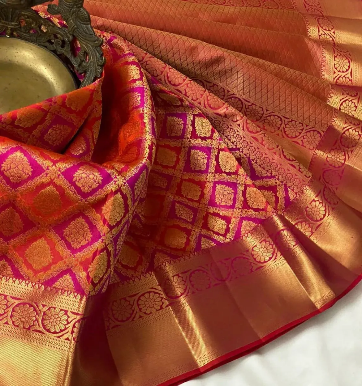 Dazzling Red Soft Silk Saree With Proficient Blouse Piece