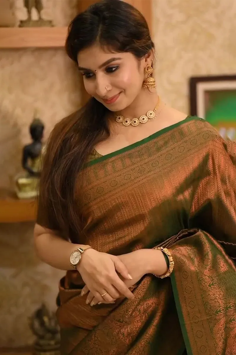 Gratifying Dark Green Soft Silk Saree With Proficient Blouse Piece