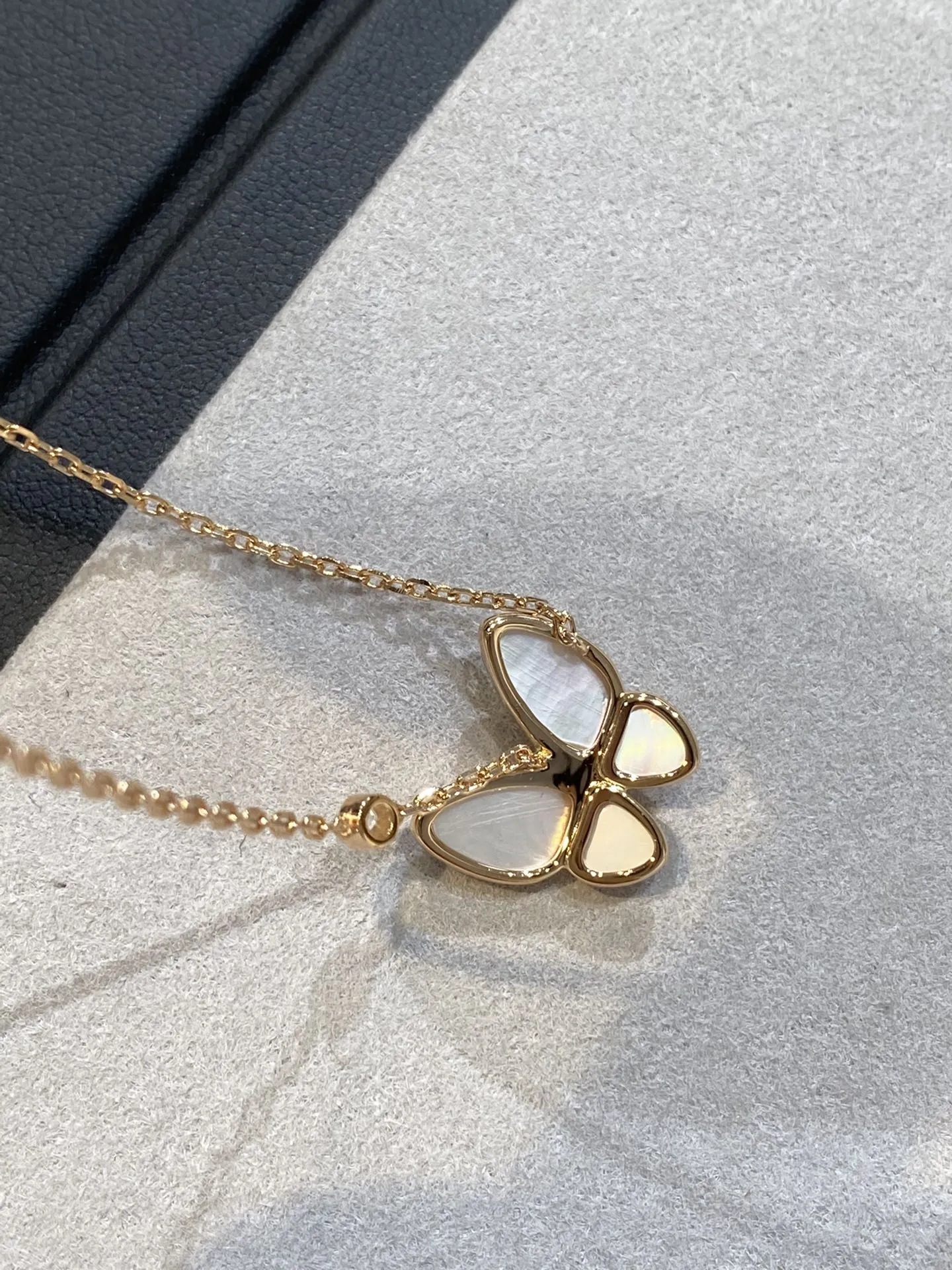 Three-dimensional butterfly white shell clavicle necklace  MLD2412252