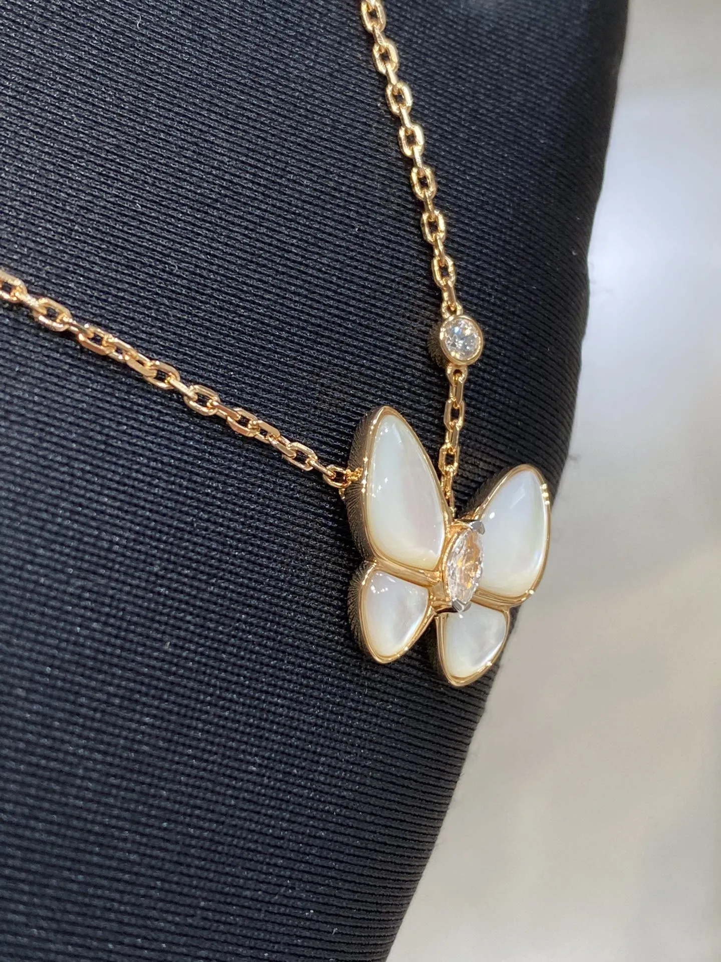 Three-dimensional butterfly white shell clavicle necklace  MLD2412252
